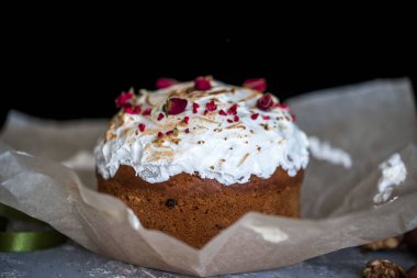 Paskalya kompozisyonu tatlı ekmek, kulich ve hafif arka planda yumurtalar. Paskalya tatili kahvaltı konsepti.