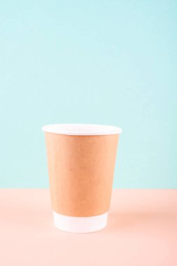 İçme tüplü kağıt bardak. Hafif arka planda eko aletler. Sıfır israf. Sürdürülebilir yaşam tarzı kavramı