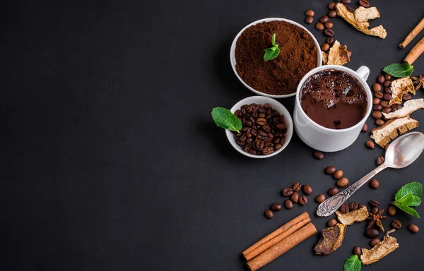 Mantar Chaga Kahve Superfood trend-kuru ve taze mantarlar ve naneli kahve çekirdekleri. Kahve molası