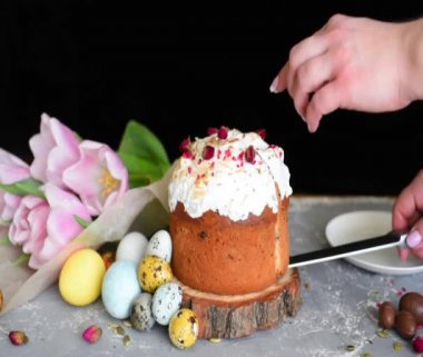 Paskalya kompozisyonu tatlı ekmek, kulich ve hafif arka planda yumurtalar. Paskalya tatili kahvaltı konsepti.