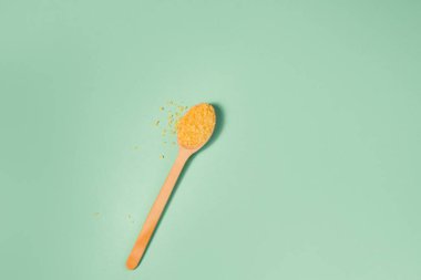 Kozmetik banyo tuzu, yüz için üzüm gomaj nane arkaplanda vücut için kahve fırçası. Spa kozmetik, sıfır atık. Organik kozmetik, eko.