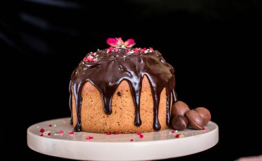 Paskalya kompozisyonu tatlı ekmek, kulich ve hafif arka planda yumurtalar. Paskalya tatili kahvaltı konsepti.