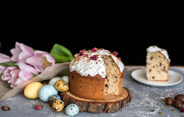 Σύνθεση Του Πάσχα Γλυκό Ψωμί Κούλιχ Και Αυγά Ελαφρύ Φόντο — Φωτογραφία Αρχείου