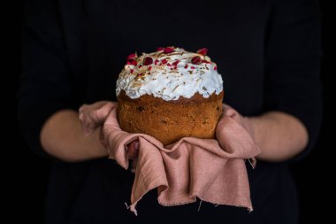 Paskalya kompozisyonu tatlı ekmek, kulich ve hafif arka planda yumurtalar. Paskalya tatili kahvaltı konsepti.