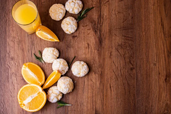 Herbatniki Pomarańczowe Krótkimi Chlebami Gałązkami Maryny Świeżą Pomarańczą Sokiem Stole — Zdjęcie stockowe