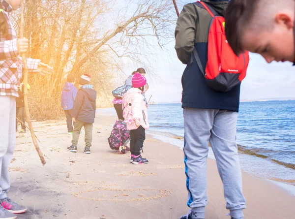 Manhã toda com as crianças brincando na praia . — Fotografia de Stock