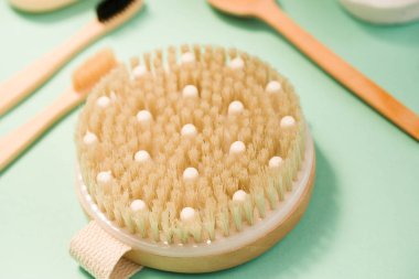 Beden için kozmetik ekşi, nane arkaplanına karşı. Sıfır atık