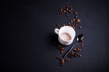 Sütlü, mis kokulu kahve, tuzlu carmela, kurutulmuş mantar ve naneli kompozisyon. Mantarlı trend kahve.