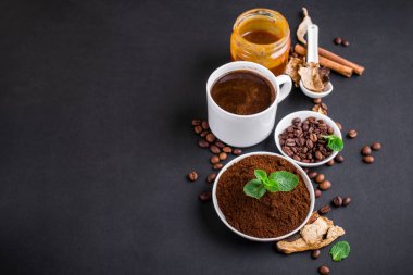 Sütlü, mis kokulu kahve, tuzlu carmela, kurutulmuş mantar ve naneli kompozisyon. Mantarlı trend kahve.