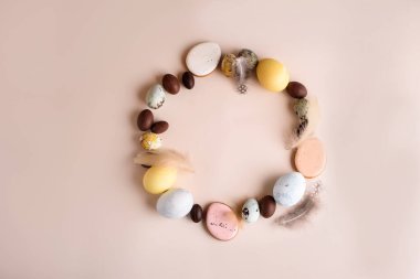 Doğal renklerde yumurtaların, zencefilli ekmeklerin, çiçeklerin, tüylerin güzel Paskalya kompozisyonu. Tatil içeriği.