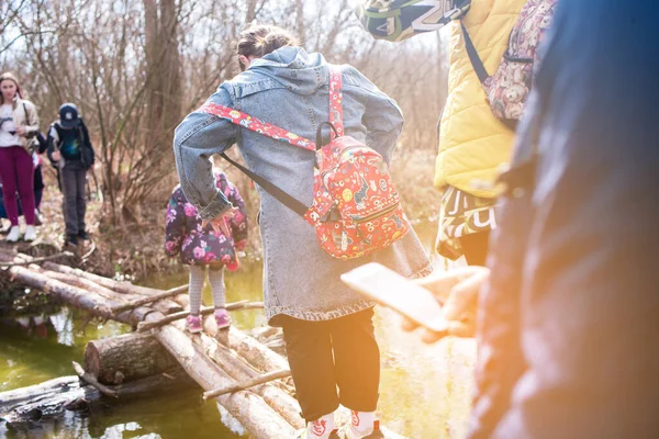 Caminata Infantil Bosque Los Niños Cruzan Puente Madera — Foto de Stock