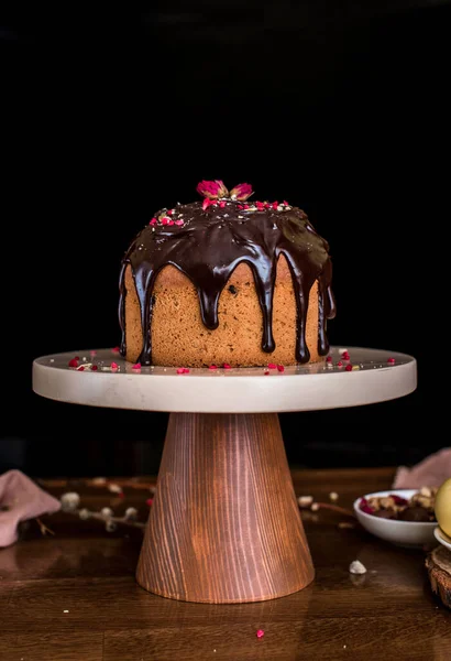 Paastaart Een Mooie Stand Met Chocolade Glazuur Suikerbakker Versiert Taart — Stockfoto