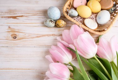 Doğal renklerde yumurtaların, zencefilli ekmeklerin, çiçeklerin, tüylerin güzel Paskalya kompozisyonu. Tatil içeriği.