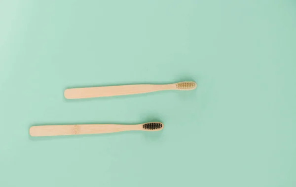 Två Bambuborstar För Tandborstning Lätt Mörk Lugg Noll Avfall — Stockfoto