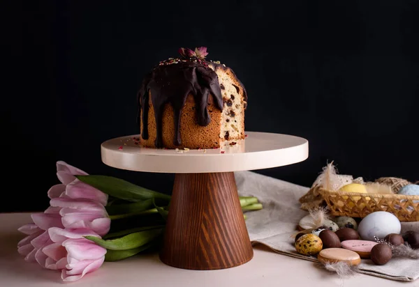 Pyszne Bardzo Piękne Ciasto Wielkanocne Czekoladą Orzechami Pięknym Stoisku Kontur — Zdjęcie stockowe