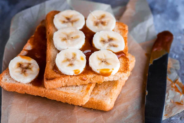 Dva Lahodné Přípitky Soleným Karamelem Banány Stole Zdravá Snídaně Mlékem — Stock fotografie