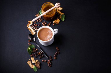 Sütlü, mis kokulu kahve, tuzlu carmela, kurutulmuş mantar ve naneli kompozisyon. Mantarlı trend kahve.