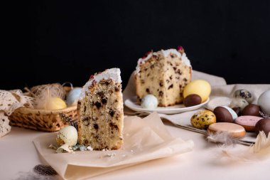 Lezzetli ve çok güzel bir Paskalya pastası. Çikolata ve fındıklı. Şenlikli kontin.