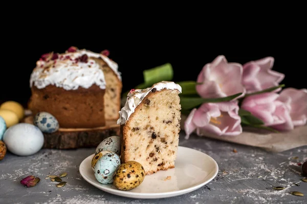 Ağaç kulübesinde Paskalya pastası, doğal renklerle boyanmış güzel yumurtalar. Güzel laleler