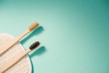 Diş fırçalamak için iki bambu fırçası, açık siyah kazık. Sıfır atık