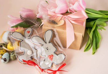 Doğal renklerde yumurtaların, zencefilli ekmeklerin, çiçeklerin, tüylerin güzel Paskalya kompozisyonu. Tatil içeriği.