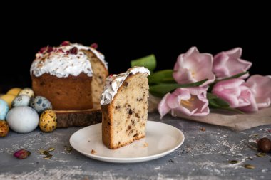 Ağaç kulübesinde Paskalya pastası, doğal renklerle boyanmış güzel yumurtalar. Tatiller