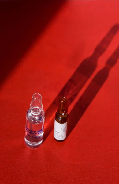 Çinde Farklı Geçerlilikte Ilaçlar Olan Cam Şişeler Tedavi Eşyalar Şırıngalar — Stok fotoğraf