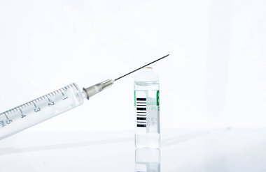 Kırmızı kağıtta bir sürü farklı hap var. Hastalığa karşı ilaçlar