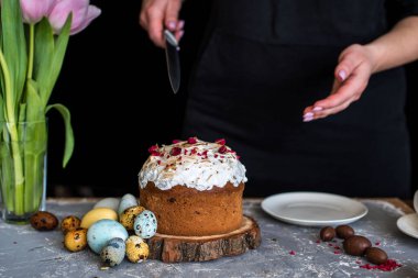 Ağaç kulübesinde Paskalya pastası, doğal renklerle boyanmış güzel yumurtalar. Tatiller