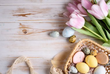 Doğal renklerde yumurtaların, zencefilli ekmeklerin, çiçeklerin, tüylerin güzel Paskalya kompozisyonu. Tatil içeriği.
