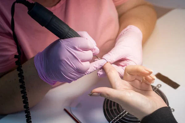 女人修指甲的过程 凝胶清漆 注意钉子 钉子盖 — 图库照片