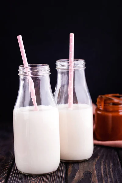 Dos Botellas Leche Fresca Con Tubos Fresco Caramelo Salado Casero —  Fotos de Stock