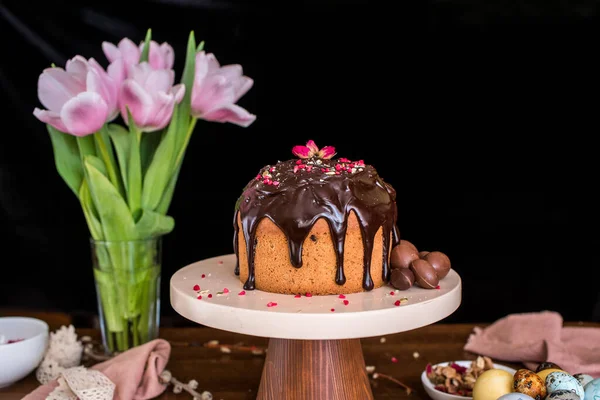Ağaç kulübesinde Paskalya pastası, doğal renklerle boyanmış güzel yumurtalar. Tatiller