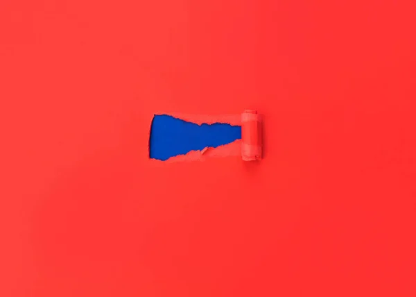 Üzerinde Yazı Olan Parlak Kırmızı Paçavra Bir Kağıt Mavi Bandın — Stok fotoğraf