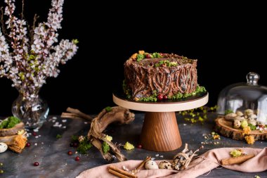 Lezzetli pasta, turuncu bardaklar, kitaplar, bıldırcın yumurtaları ve peçetelerle güzel bir kompozisyon. Tatlı.