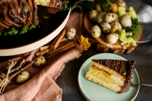 Νόστιμο Κέικ Στο Κόψιμο Ένα Κομμάτι Κέικ Μια Στρώση Μάνγκο — Φωτογραφία Αρχείου