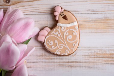 Doğal renklerde yumurtaların, zencefilli ekmeklerin, çiçeklerin, tüylerin güzel Paskalya kompozisyonu. Tatil içeriği.