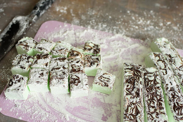 Mint marchelow on a bottom with a large knife and starch. The look of the svech.