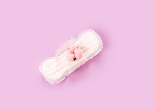 Женская Гигиена Концепт Антисанитарная Прокладка Розовых Хлопковых Цветах Личный Уход — стоковое фото