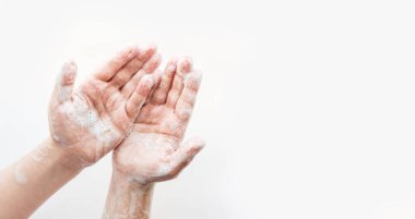 Bebeğin sabun köpüğü arka planda. Temiz el konsepti. Sağlık hizmetleri Coronavirus koruması.