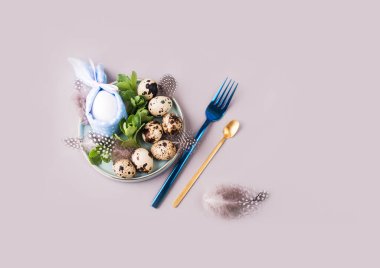 Arka planda yeşil bitki dalları olan bıldırcın yumurtaları. Tatil içeriği, metin için bir yer