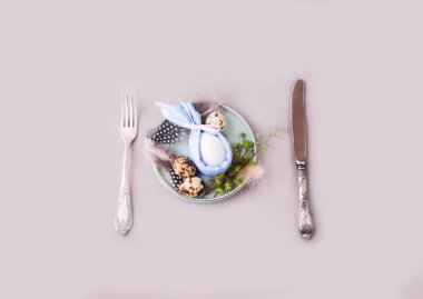 Arka planda yeşil bitki dalları olan bıldırcın yumurtaları. Tatil içeriği, metin için bir yer