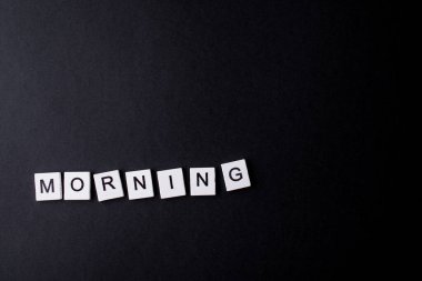 Sabah, küçük beyaz tahta karelerden siyah bir arkaplanda skeç için bir yer olan bir kelime..