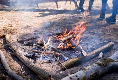 Piknikte şenlik ateşi, ateşin yanında lokum..