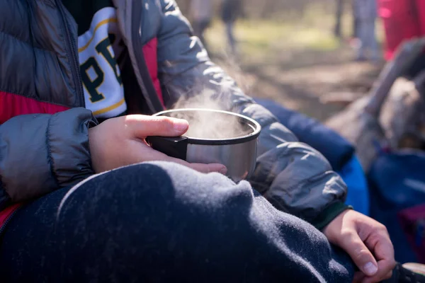 Chico Campaña Bebe Caliente Taza Del Termo Picnic Bosque Vapor — Foto de Stock