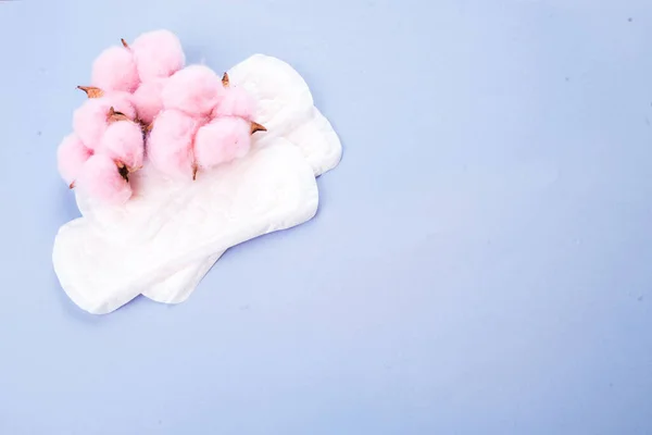 Санитарная Прокладка Розовых Хлопковых Цветах Личный Уход Женская Гигиена Критические — стоковое фото