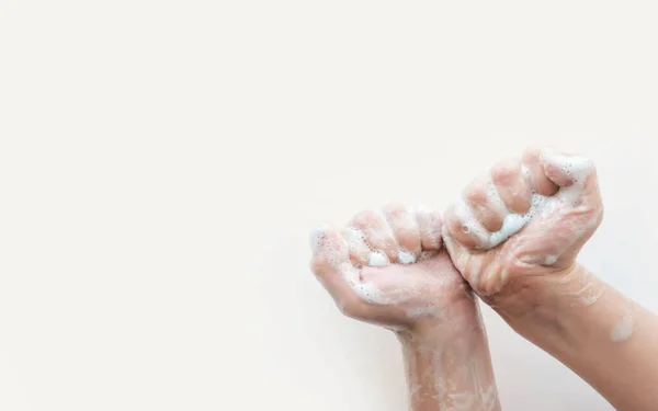 Мыльные Руки Малыша Светлом Фоне Идея Чистой Руки Защита Коронавирусов — стоковое фото