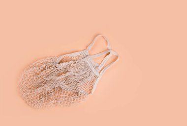 Renkli bir arkaplanda boş bir eko çanta. Yukarıdan bak. Yararlı mallar. Sıfır atık