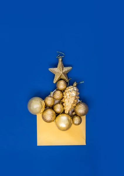 Μπλε Φόντο Ένα Κίτρινο Φάκελο Χρυσά Χριστουγεννιάτικα Δέντρα Και Ένα — Φωτογραφία Αρχείου