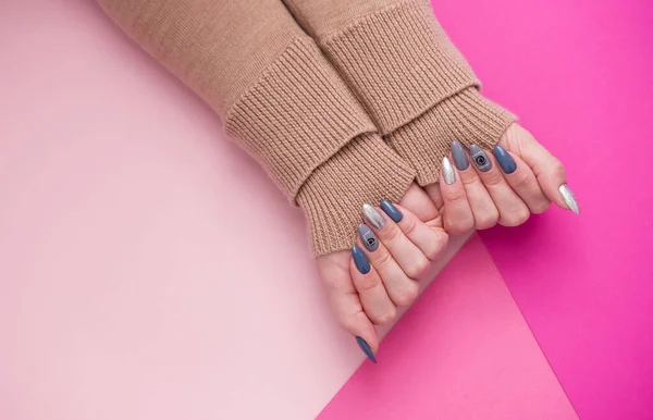 Mooie Goed Verzorgde Vrouwenhanden Met Een Interessante Manicure Een Roze — Stockfoto